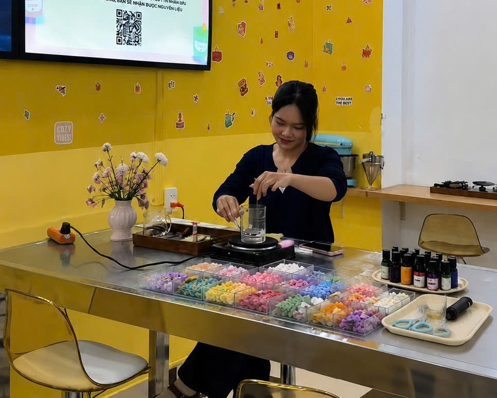 Không gian Simple Candle Lab với bàn nguyên liệu và bảng màu sáp